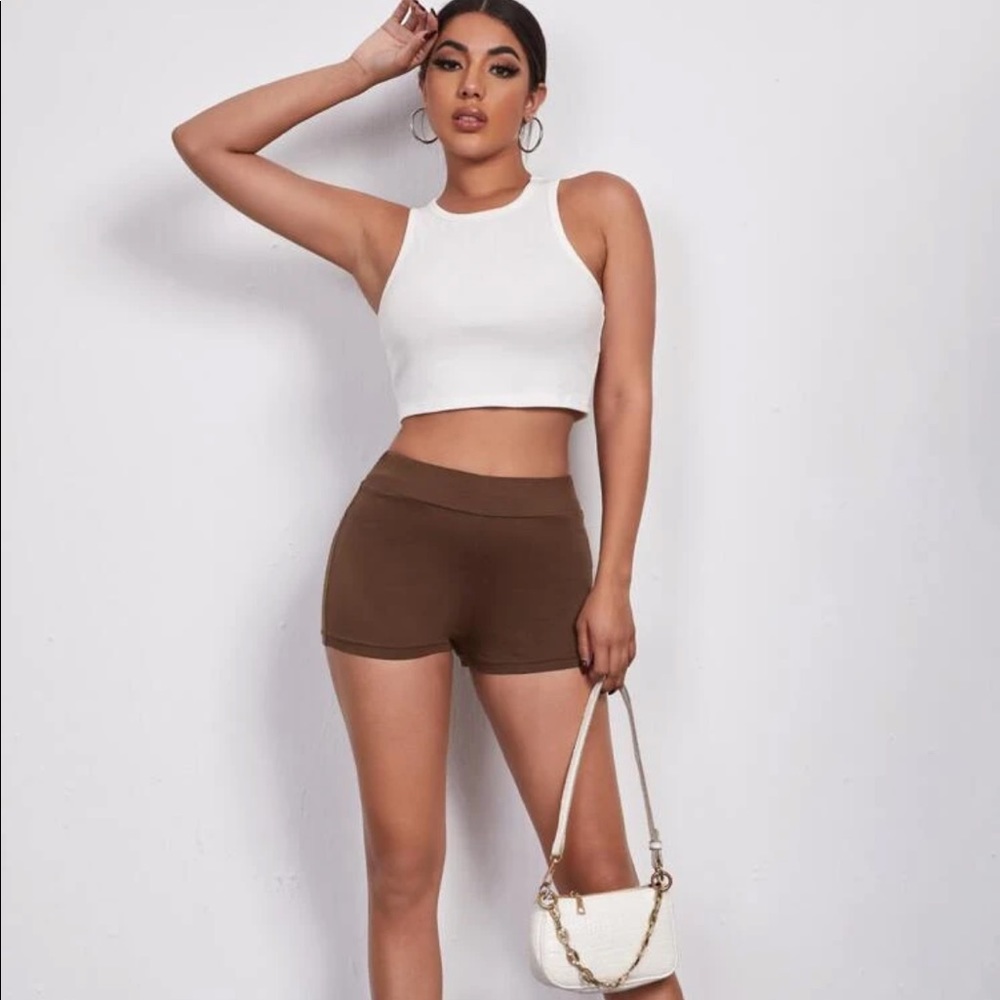 BROWN SHORT SHORTS